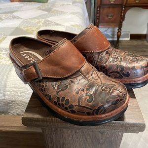 Klogs Brown leather tooled clogs size 9